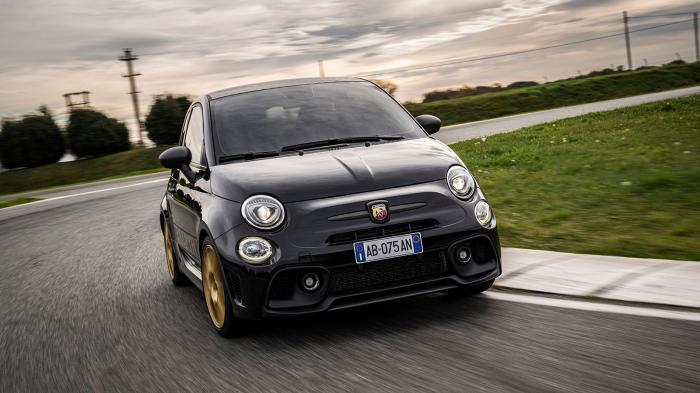 Το νέο Abarth 695 75° Anniversario τιμά τον 1.4 T-Jet κινητήρα 